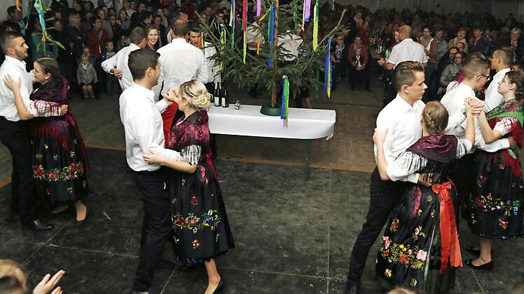 Im Festzelt wiegten sich die Paare beim Betznraustanzen im Takt der Musik. Sieger wurden Hanna Häfner und Maximilian Polster. Foto: Franz Galster