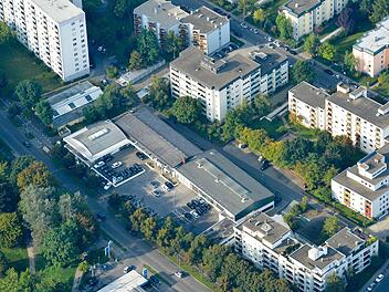 Ein flacher Gewerbebau soll durch ein achtstöckiges Wohnhaus ersetzt werden. Nachbarn und eine Fraktion  im Stadtrat stellen sich dagegen. Ronald Rinklef