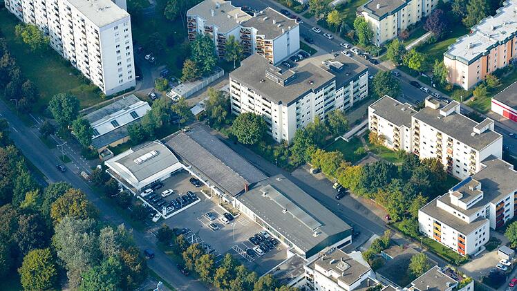 Ein flacher Gewerbebau soll durch ein achtstöckiges Wohnhaus ersetzt werden. Nachbarn und eine Fraktion  im Stadtrat stellen sich dagegen. Ronald Rinklef