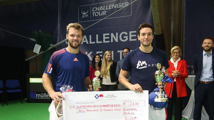 Für die gefeierten Doppelsieger Kevin Krawietz (links) und Andreas Mies sind neben dem Sieger-Scheck vor allem die 80 ATP-Punkte wichtig. Foto: Bertram Wagner