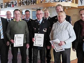 Ehrungen bei der Feuerwehr Ebersdorf (von links): Bürgermeister Timo Ehrhardt, KBM Harald Meyer, Heinrich Opel (50 Jahre Mitglied), Kommandant Sebastian Thiem, Roland Trautschold (staatliches Ehrenzeichen), Rudolf Dressel (Vorsitzender), KBI Harald Schnappauf, Roland Müller (50 Jahre Mitglied) und Landratsstellvertreter Wolfgang Beiergrößlein.  Foto: K.- H. Hofmann