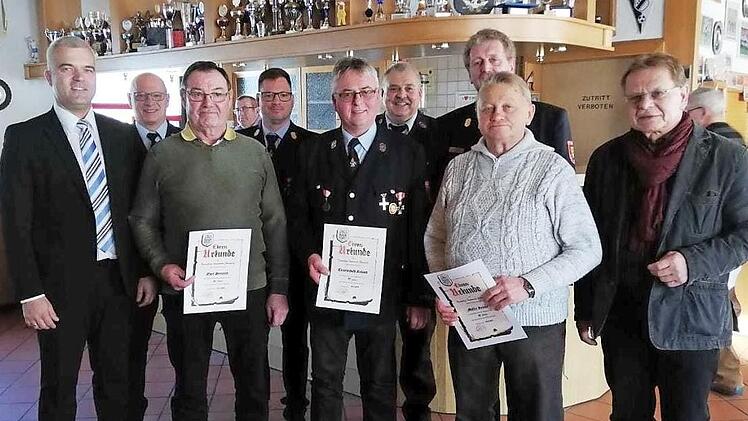 Ehrungen bei der Feuerwehr Ebersdorf (von links): Bürgermeister Timo Ehrhardt, KBM Harald Meyer, Heinrich Opel (50 Jahre Mitglied), Kommandant Sebastian Thiem, Roland Trautschold (staatliches Ehrenzeichen), Rudolf Dressel (Vorsitzender), KBI Harald Schnappauf, Roland Müller (50 Jahre Mitglied) und Landratsstellvertreter Wolfgang Beiergrößlein.  Foto: K.- H. Hofmann