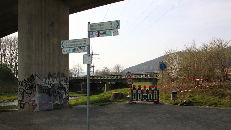 Wie er nach Kauerndorf kommt oder in die Stadtmitte, erfährt der Radler auf Wegweisern.Wie er die Baustelle auf dem Flutmuldendamm umfahren kann, aber nicht.Foto: Katrin Geyer