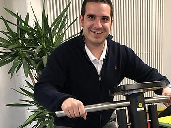 Sturzpräventionstraining, wie es hier Bürgermeister Maximilian Neeb beim letzten Blutspende-Termin in Seßlach selber auf dem Galileo-Gerät ausprobierte, kann insbesondere ältere Menschen vor einem Krankenhaus-Aufenthalt bewahren oder nach demselben wieder auf die Beine helfen. Ein solches Training stellt nur ein Angebot der "häuslichen Hilfen" und nachstationären Hausbesuche dar. An beiden Konzepten wird sich zukünftig auch die Stadt Seßlach beteiligen, wie der Stadtrat in seiner Sitzung am D...