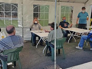 Stammtisch - aber mit Abstand: In Nurn wird sich wieder zum Trinken und Quatschen getroffen.  Foto: Hans Franz