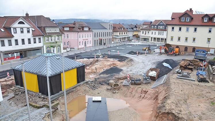 Dezember: Die Neugestaltung des Neustadter Marktplatz pausiert seit Anfang Dezember. Die Asphaltdecke wurde bereits aufgebracht. Gepflastert werden konnte nicht mehr. Wann sollen die Arbeiten am Marktplatz abgeschlossen sein?a) Im März 2021b) Im Juni 2021c) Im September 2021Die Lösungen zu den Quiz-Fragen:  Januar: c, Februar: b, März: a, April: b, Mai: b, Juni: c, Juli: a, August: b, September: a, Oktober: c, November: b, Dezember: c