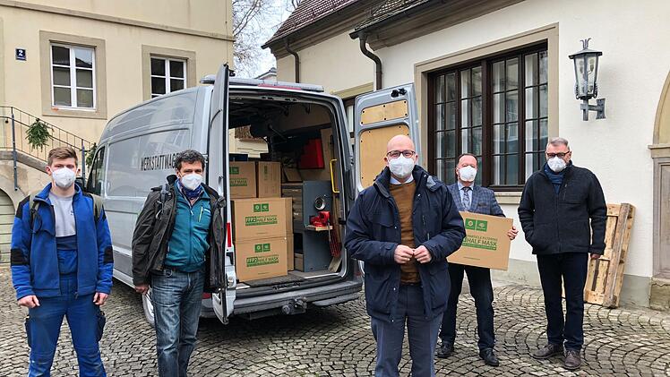 Oberb&uuml;rgermeister  Dirk Vogel nahm die Lieferung der FFP2 Masken zusammen mit (von links) Adrian Schmidt und Manfred Reu&szlig; vom Servicebetrieb, dem Gesch&auml;ftsleitenden Beamten Gerhard Schneider und dem Leiter des Servicebetriebes J&uuml;rgen Kober im Rathaushof in Empfang. Foto: Thomas Hack