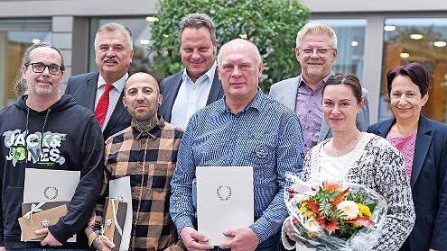 Die Aufnahme zeigt (von links) Andreas Ochs, Landrat Klaus Peter S&ouml;llner, Florian Fichtner, OB Ingo Lehmann, Viktor Hecht, Personalratsvorsitzenden Frank Wilzok, Kathrin Kolb und Gesch&auml;ftsf&uuml;hrerin Brigitte Angermann.