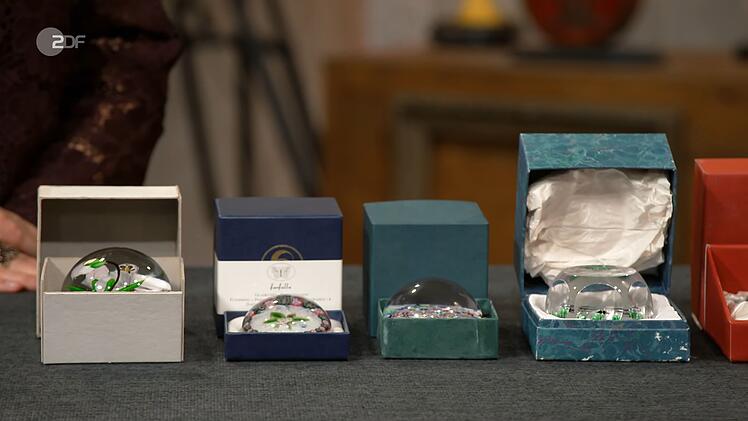 Die Briefbeschwerer verschiedener Hersteller aus den 1990er bis 2000er Jahren sch&auml;tzte die Expertin auf 900 bis 1.200 Euro.