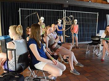 Die Mitglieder der Theater-AG bei der Probe. Foto: Elisabeth Assmann