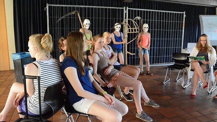 Die Mitglieder der Theater-AG bei der Probe. Foto: Elisabeth Assmann