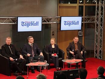 Christoph Raabs (links), Michael Busch und Rainer Mattern (rechts) stellten sich beim Regionen Talk "Auf den Punkt" den Fragen von Radio-Eins-Moderatorin Anja Hampel. Foto: Albert Höchstädter