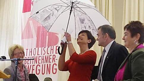 Gabriele Zeuß (l.) überreichte Regina-Dolores Stieler-Hinz einen Kronach-Schirm. Mit im Bild (v.l.): Günter Romig und Maria Gerstner.