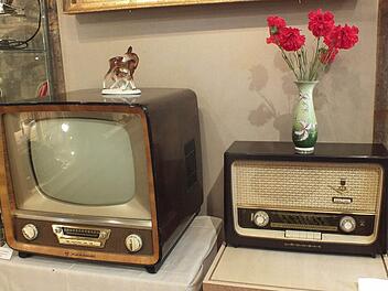 Auch alte Fernseher und Readioapparate sind zu sehen. Fotos: Manfred Welker