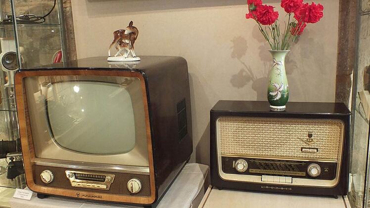 Auch alte Fernseher und Readioapparate sind zu sehen. Fotos: Manfred Welker