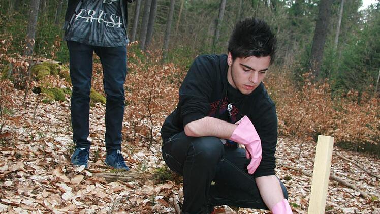 Fabian Dippold war 2013 im Einsatz. Er flammt den Holzstab ab, Anschießend wird er mit Baldiran bestrichen.  Foto: Sonja Adam