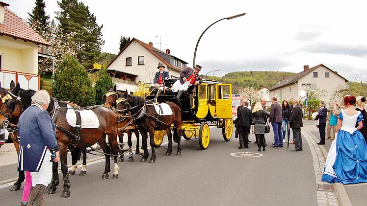 Festlicher Empfang der Postkutsche in Bad Bocklet  Foto: Sigismund von Dobschütz