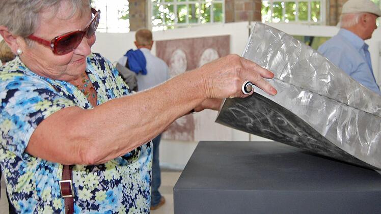 Stammgast Ina Schimanski aus Lauterbach will es ganz genau wissen.  Foto: Sigismund von Dobschütz
