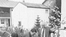 Burkardroth, 3.10.1990: Bürgermeister Emil Müller (Mitte) mit Georg Rottenberger (links) und 2. Bürgermeister Erich Metz (rechts) vor dem Rathaus. Foto: Archiv/Bert