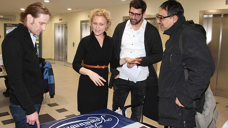 Usama Al Hamwi (47) knüpft Kontakte mit der Kommunbräu und vereinbart per Handschlag ein Praktikum ab Februar.