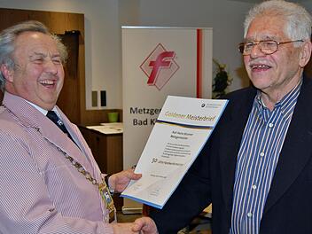 Innungsobermeister Robert Schmitt (links) überreicht dem Bad Kissinger Metzgermeister Karl Heinz Brunner den goldenen Meisterbrief zum 50-jährigen Meister-Jubiläum. Fotos: Sigismund von Dobschütz