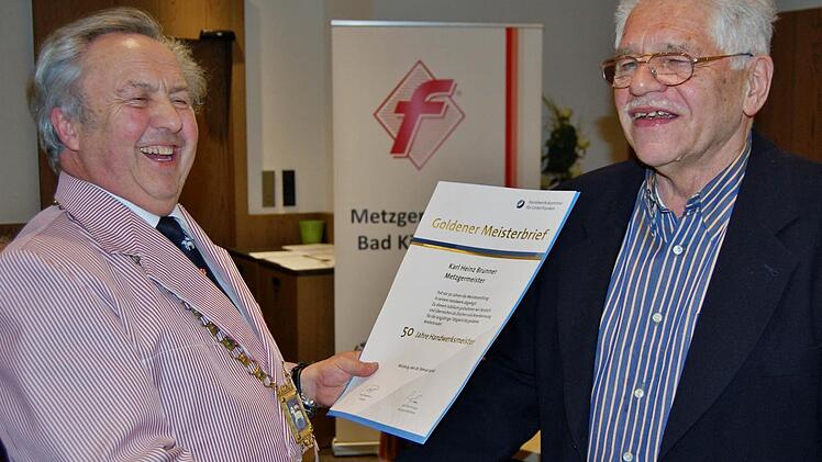 Innungsobermeister Robert Schmitt (links) überreicht dem Bad Kissinger Metzgermeister Karl Heinz Brunner den goldenen Meisterbrief zum 50-jährigen Meister-Jubiläum. Fotos: Sigismund von Dobschütz