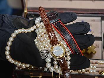 Ein falscher Handwerker hat in Ochsenfurt eine Frau aus ihrer Wohnung gelockt. Vermutlich ein Komplize entwendete daraus Bargeld und Schmuck. Symbolfoto: Ronald Rinklef