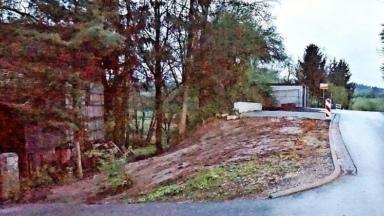 An dieser Stelle, links der Mühlstraße, bzw. der HAS 54, stand das sogenannte "Steinmüllerhaus", was dem Verfall gewidmet und ein Sicherheitsrisiko darstellte. Auf Kosten der Gemeinde wurde es beseitigt.