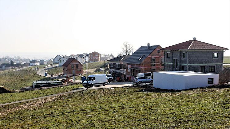 Oberhalb des alten Ortes ist im Mühlhäuser Baugebiet "Weißer Weg" eine rege Bautätigkeit zu verzeichnen. Foto: Evi Seeger