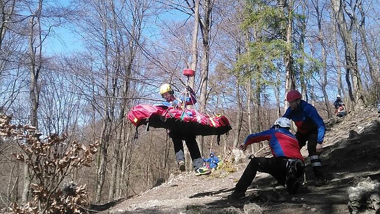 Bei einem Kletterunfall in der Fränkischen Schweiz wurde am Samstag eine Klettertrainerin schwer verletzt. Die 50-Jährige stürzte 10 Meter in die Tiefe und musste per Hubschrauber geborgen werden. Symbolfoto: Bergwacht Forchheim/Gunnar Eichhorn