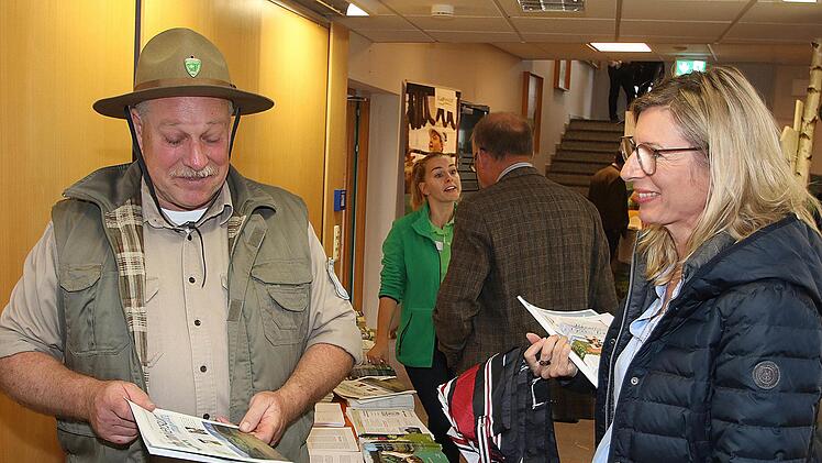 Informationen und Beratung gab es am Stand der Naturwacht Bayern, dem Zusammenschluss der Naturpark-Ranger. Foto: Dieter Britz