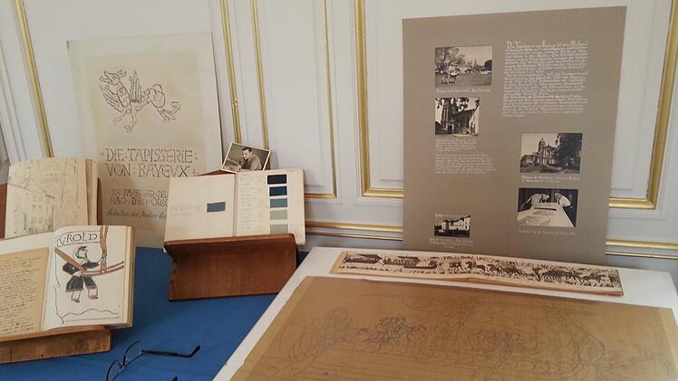 Der Künstler Herbert Jeschke und sein Werk zur Tapesserie von Bayeux aus den 1940er Jahren in einer Ausstellung im Rathaus von Bayeux. Foto: Mary-Lynne Jeschke