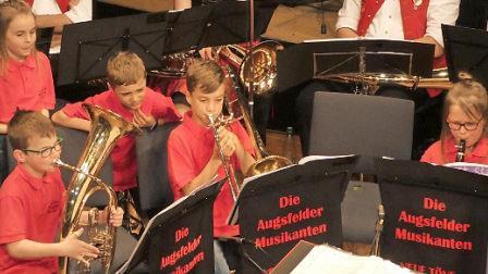Die "Augsfelder Musikanten Mini" hatten ihren ersten großen Auftritt und spielten sich in die Herzen der Zuschauer. Dank des Nachwuchses sieht der Musikverein optimistisch in die Zukunft.  Fotos: Christian Licha