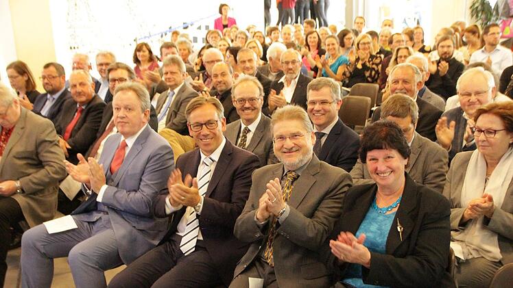 Roland Deinzer und Ehefrau Ingrid (rechts) wurden am Gymnasium Höchstadt in die Schulfamilie aufgenommen. Ministerialbeauftragter Martin Rohde und Landrat Alexander Tritthart (vordere Reihe von links) wünschten dem neuen Schulleiter viel Erfolg.  Foto: Andreas Dorsch