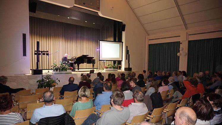Der "Ozeanpianist" Waldemar Grab spielte im Kursaal von Bad Bocklet.  Foto: Marion Eckert