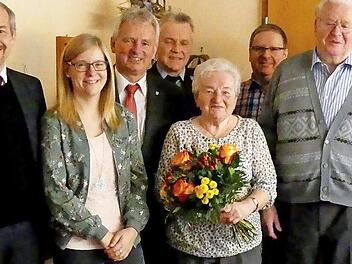 Diamantene Hochzeit feierten Annelore und Christian Knörrer. Von links: Schwiegertochter Iris, stellvertretender Landrat Jörg Kunstmann, Enkelin Jacqueline, Bürgermeister Werner Diersch, Detlef Renner, Annelore Knörrer, Sohn Reinhold, Christian Knörrer, Enkelin Jasmin, und Josef Witzgall.  Foto: Dieter Hübner