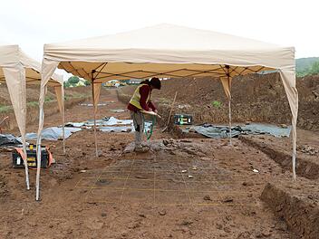 Tauberrettersheim: Arch&auml;ologen finden Jahrtausende altes Kindergrab - mysteri&ouml;ser Sch&auml;del sorgt f&uuml;r R&auml;tsel
