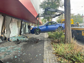 Auto crasht in W&uuml;rzburger XXXLutz-Filiale &ndash; Video zeigt Tr&uuml;mmerfeld