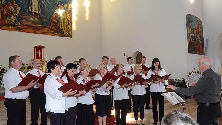 Der Gesangverein Förtschendorf unter Leitung von Reinhard Wenig   Fotos: K.-H. Hofmann