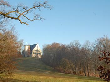 Für einen britischen Historiker steht Schloss Rosenau in einer Reihe mit verschwundenen Reichen Europas von der UdSSR bis Ruthenien. Er brachte ein Buch über "Das vergessene Europa" heraus, das an Queen Victorias Zeit in Franken erinnert. Foto: Rainer Lutz