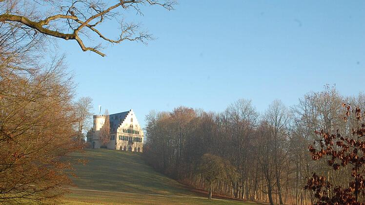 Für einen britischen Historiker steht Schloss Rosenau in einer Reihe mit verschwundenen Reichen Europas von der UdSSR bis Ruthenien. Er brachte ein Buch über "Das vergessene Europa" heraus, das an Queen Victorias Zeit in Franken erinnert. Foto: Rainer Lutz