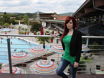 Wäre selbst am liebsten ins Wasser gesprungen, als dieses Foto in der Obermain-Therme entstand: Ulla Rübensaal, die sich für die Nachfolge von Thermenkönigin Pia I. beworben hat. Foto: Ramona Popp