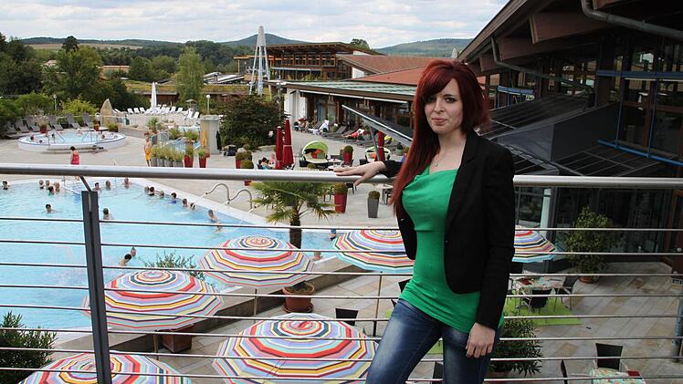 Wäre selbst am liebsten ins Wasser gesprungen, als dieses Foto in der Obermain-Therme entstand: Ulla Rübensaal, die sich für die Nachfolge von Thermenkönigin Pia I. beworben hat. Foto: Ramona Popp