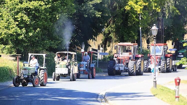 Knatternd näherte sich der Konvoi der Traktor-Pilger der Basilika Vierzehnheiligen. Bis ganz hinauf fuhren sie nicht, denn dort herrschte am Freitagnachmittag sowieso Verkehrschaos, denn viele Besucher fuhren mit ihren Autos bis vor die Kirchentür. Foto: Matthias Einwag