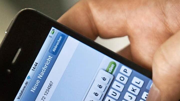 Todesdrohungen hat ein 19-Jähriger per WhatsApp an eine Bekannte verschickt - und das alles wegen 35 Euro. Symbolbild: Michael Kappeler dpa