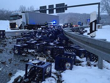 Getränkeunfall: An der Autobahnauffahrt bei Unterbrücklein hat ein Lastwagen seine Ladung verloren.  Foto: Stephan Tiroch