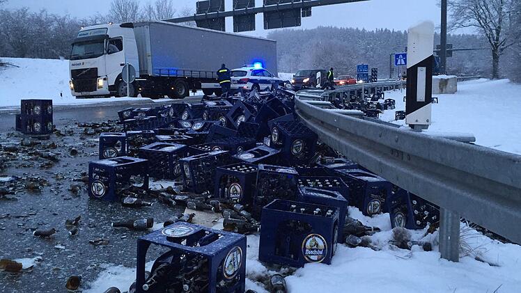 Getränkeunfall: An der Autobahnauffahrt bei Unterbrücklein hat ein Lastwagen seine Ladung verloren.  Foto: Stephan Tiroch