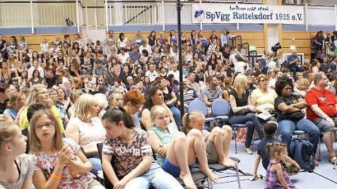 Ein großes Publikum verfolgte die Tänze.  Foto: Renate Neubecker
