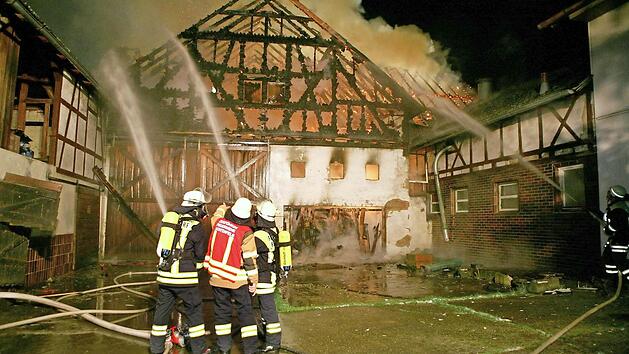 Die L&ouml;scharbeiten gestalteten sich schwierig am 3. Januar in Reundorf. 20 Tiere starben in den Flammen. Foto: Stefan Johannes