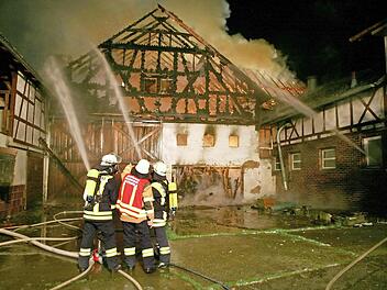 Die Löscharbeiten gestalteten sich schwierig am 3. Januar in Reundorf. 20 Tiere starben in den Flammen. Foto: Stefan Johannes